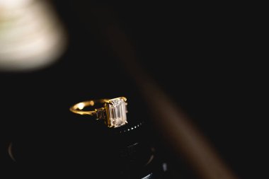 Nikah yüzüğü, genellikle sol yüzük parmağının tabanına takılan, genellikle metal, altın ya da başka bir değerli metalden dövülmüş bir alyans yüzüğüdür..