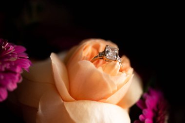 Nikah yüzüğü, genellikle sol yüzük parmağının tabanına takılan, genellikle metal, altın ya da başka bir değerli metalden dövülmüş bir alyans yüzüğüdür..