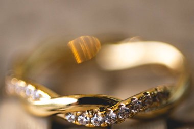 Nikah yüzüğü, genellikle sol yüzük parmağının tabanına takılan, genellikle metal, altın ya da başka bir değerli metalden dövülmüş bir alyans yüzüğüdür..