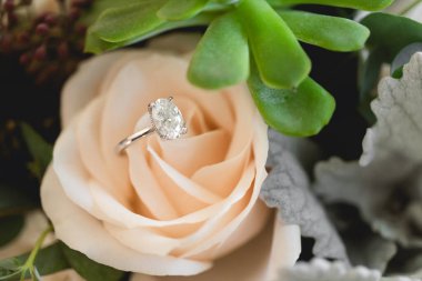 Nikah yüzüğü, genellikle sol yüzük parmağının tabanına takılan, genellikle metal, altın ya da başka bir değerli metalden dövülmüş bir alyans yüzüğüdür..