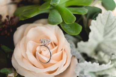 Nikah yüzüğü, genellikle sol yüzük parmağının tabanına takılan, genellikle metal, altın ya da başka bir değerli metalden dövülmüş bir alyans yüzüğüdür..