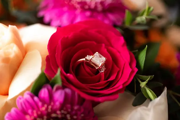 结婚戒指是指戴在左手无名指底部的戒指 表示佩戴者已婚 通常用金属制成 传统上是黄金或其他贵重金属制成 — 图库照片