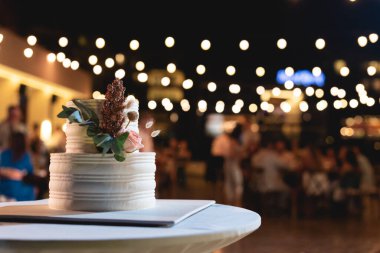 Düğün pastası, yemekten sonra düğün resepsiyonlarında verilen geleneksel pastadır.