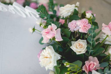 Buket, düğünlerde yaygın olarak kullanılan bir çiçek koleksiyonudur. Sembolizm, kullanılan çiçeklere ve kültüre bağlıdır. düğün buketi