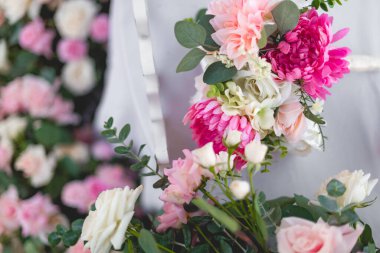 Buket, düğünlerde yaygın olarak kullanılan bir çiçek koleksiyonudur. Sembolizm, kullanılan çiçeklere ve kültüre bağlıdır. düğün buketi