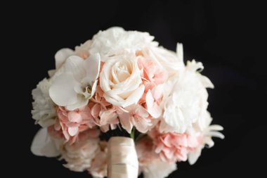 Buket, düğünlerde yaygın olarak kullanılan bir çiçek koleksiyonudur. Sembolizm, kullanılan çiçeklere ve kültüre bağlıdır. düğün buketi