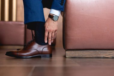 Düğün için hazırlanmak damat için en özel anlardan biridir. Kendi başına mı yoksa en yakın arkadaşları ve ailesiyle mi?.