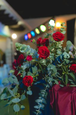 Bir süs, genellikle çiçekler, mumlar veya meyveler olmak üzere merkezi bir dekoratif nesnedir ve düğün resepsiyonunun önemli bir parçasıdır..