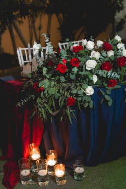 Bir süs, genellikle çiçekler, mumlar veya meyveler olmak üzere merkezi bir dekoratif nesnedir ve düğün resepsiyonunun önemli bir parçasıdır..