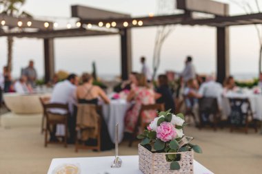 Bir süs, genellikle çiçekler, mumlar veya meyveler olmak üzere merkezi bir dekoratif nesnedir ve düğün resepsiyonunun önemli bir parçasıdır..