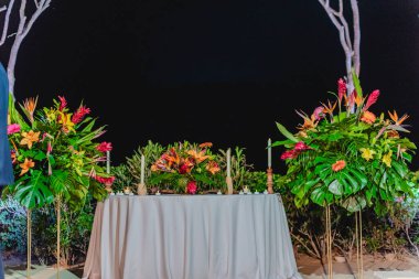 Bir süs, genellikle çiçekler, mumlar veya meyveler olmak üzere merkezi bir dekoratif nesnedir ve düğün resepsiyonunun önemli bir parçasıdır..