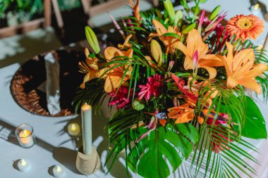 Bir süs, genellikle çiçekler, mumlar veya meyveler olmak üzere merkezi bir dekoratif nesnedir ve düğün resepsiyonunun önemli bir parçasıdır..