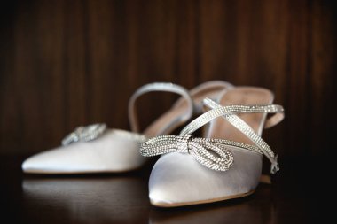 Düğün ayakkabıları gelin ve damadın düğün gününün çok önemli bir aksesuarıdır. Bu da tüm kıyafet, malzeme, tarz, renk ve boy kültürüne bağlıdır.