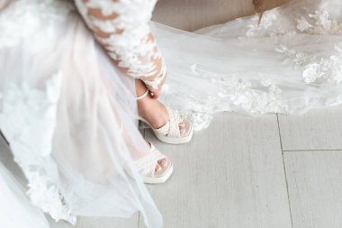 Düğün ayakkabıları gelin ve damadın düğün gününün çok önemli bir aksesuarıdır. Bu da tüm kıyafet, malzeme, tarz, renk ve boy kültürüne bağlıdır.