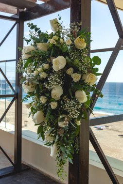 Güzel bir düğün hazırlığı, plaj töreni.