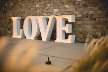 Aşk işareti düğün resepsiyonu konsepti