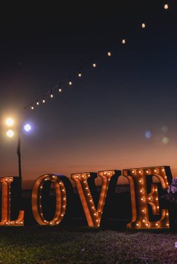 Aşk işareti düğün resepsiyonu konsepti