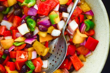 Lezzetli bir salatayı yakın.