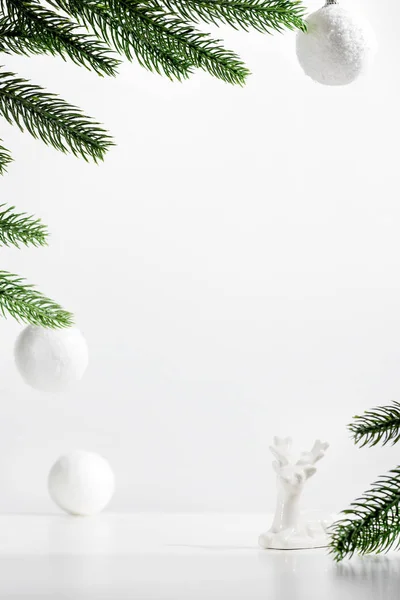 Décorations Noël Vintage Avec Cerf Isolé Sur Fond Blanc — Photo
