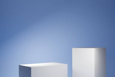 Mavi arka planda ve ağaç yapraklarının gölgelerinde en az üç podyum var. Kozmetik ürün için kaldırım taşı, 3D oluşturma