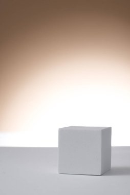 Beyaz arka planda gölgesi olan güneş ışığında beyaz kare podyum. Moda gösterisi