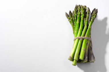 Beyaz arka planda etkili yeşil kuşkonmaz