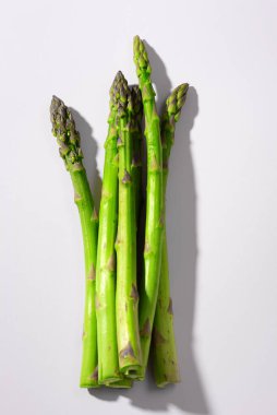 Beyaz arka planda etkili yeşil kuşkonmaz