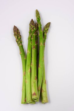 Beyaz arka planda etkili yeşil kuşkonmaz