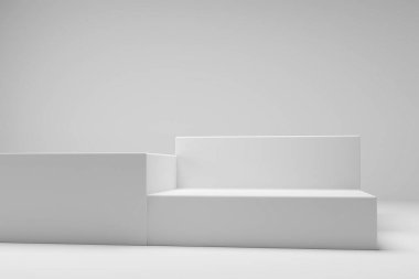 Üç boyutlu soyut adımlarla köşedeki küp şeklini alın ya da kürsüye çıkın. Ürün gösterimi için beyaz minimal duvar sahnesi