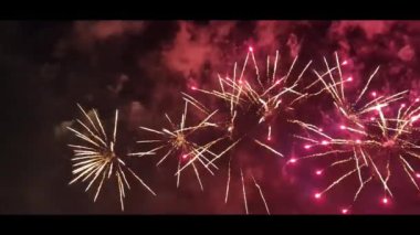 4 bin. Gerçek havai fişeklerin kusursuz döngü arka planında gece gökyüzünde Bokeh ışıkları olan altın havai fişekler. Parlak havai fişek gösterisi. Yeni yıl arifesi havai fişekler birden fazla rengi kutluyor