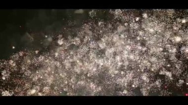 4 bin. Gerçek havai fişeklerin kusursuz döngü arka planında gece gökyüzünde Bokeh ışıkları olan altın havai fişekler. Parlak havai fişek gösterisi. Yeni yıl arifesi havai fişekler birden fazla rengi kutluyor