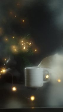 Noel ağacı olan çay ve arka planda neşeli ışıklar..