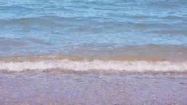 İtalya 'da sakin bir kıyı şeridi oluşturan taşlı ve dalgalı Garda Gölü' nün berrak suları.