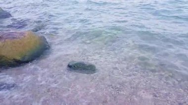 İtalya 'da sakin bir kıyı şeridi oluşturan taşlı ve dalgalı Garda Gölü' nün berrak suları.