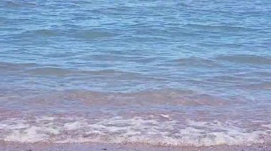 İtalya 'da sakin bir kıyı şeridi oluşturan taşlı ve dalgalı Garda Gölü' nün berrak suları.