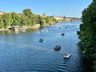 Prag 'da Altın Saat: Bir Yaz Kenti Başyapıtı