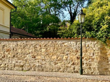 İkonik ortaçağ Avrupa şehir manzarası parlak yaz güneşi altında karmaşık mimari ayrıntılar sergiliyor.