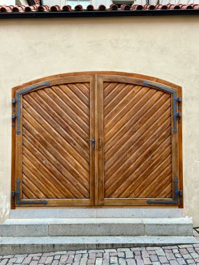 Görüntü, ortaçağ şehrinin ahşap ve demir kapılarının karmaşık detaylarını yakalıyor..