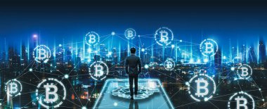 Kripto para birimi bitcoin ve dijital ağ konsepti, profesyonel iş adamı geceleri Bangkok, Tayland, Panorama görünümünde akıllı şehir arka planında yürüyor