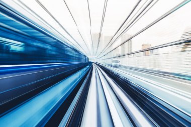 Tokyo, Japonya 'da gün ışığıyla hareket eden trenin hareket bulanıklığı, fütüristik arka plan kavramı