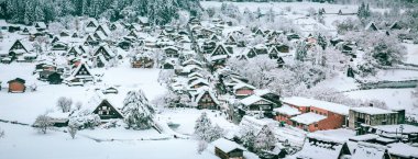 Japonya 'nın Gifu, Chubu, Japonya' da kış yolculuğu konsepti Shirakawa 'nın Tarihi Köyü ve karlı Gokayama