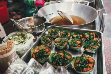 Tayland sokak yemekleri, Bangkok Tayland 'daki geleneksel alışveriş caddesi pazarında balık keki.