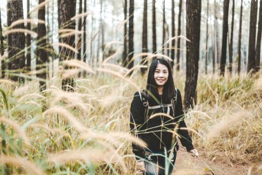 Phetchabun tropikal çam ormanında yürüyen sırt çantası ile Genç asya seyahat backpacker kadın, Tayland