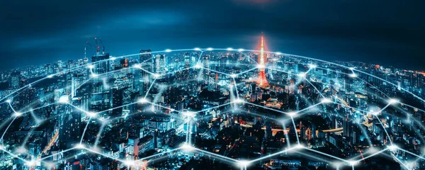 Tokyo şehri arka planına sahip akıllı ağ ve bağlantı teknolojisi kavramı gece Japonya 'da, Panorama görünümünde