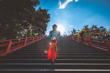 Wat Phra 'ya seyahat eden mutlu Asyalı kadın Doi Phra Chan tapınağı, Lampang, Tayland