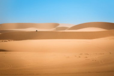 Mui Ne, Vietnam 'da ATV arabalı beyaz kum tepecikli çöl