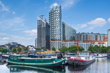 Londra 'daki Kanarya İskelesi' nde Kavak İskelesi