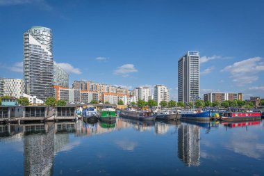 Londra rıhtımındaki Canary Wharf 'ta Poplar Rıhtım Marinası