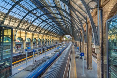 Londra, İngiltere 'de 24 Mayıs 2023' te Londra King 's Cross, Londra' nın merkezinde bulunan bir yolcu tren istasyonudur. İngiltere 'nin en işlek istasyonlarından biri olan Londra istasyon grubunda yer almaktadır.