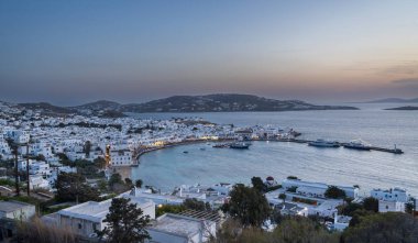 Mykonos Kasabası 'ndaki körfezin karşısında Yunanistan' daki Cyclades Adalarından birine bakıyorum.